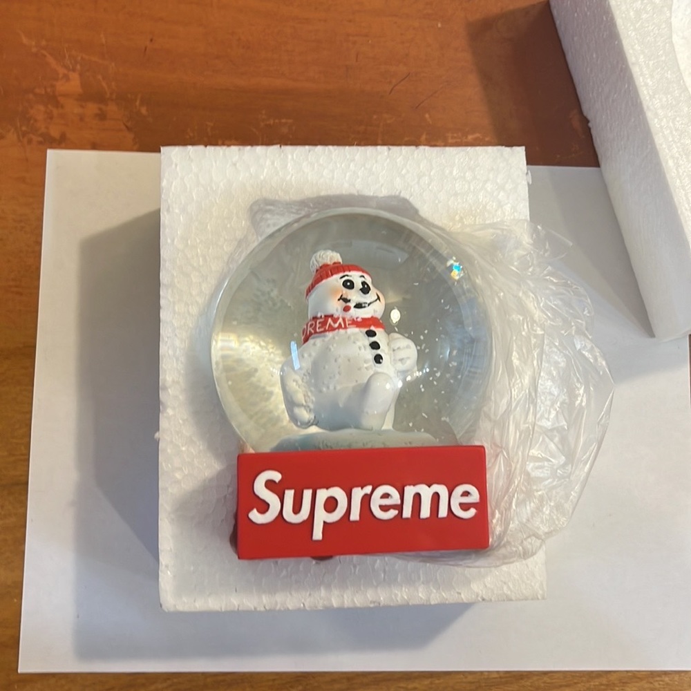 Supreme Snow Man Globe - Picture 4 of 4